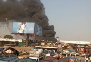 :Incendie au Marché Madina : Un Parc Automobile en Proie aux Flammes